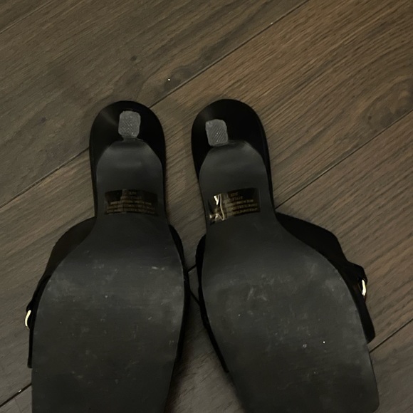 Black Gold chain Heel - Picture 2 of 2